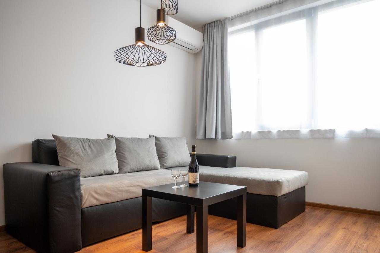 Sunny 1Bdr Apartment Near Center Sofia Exteriör bild