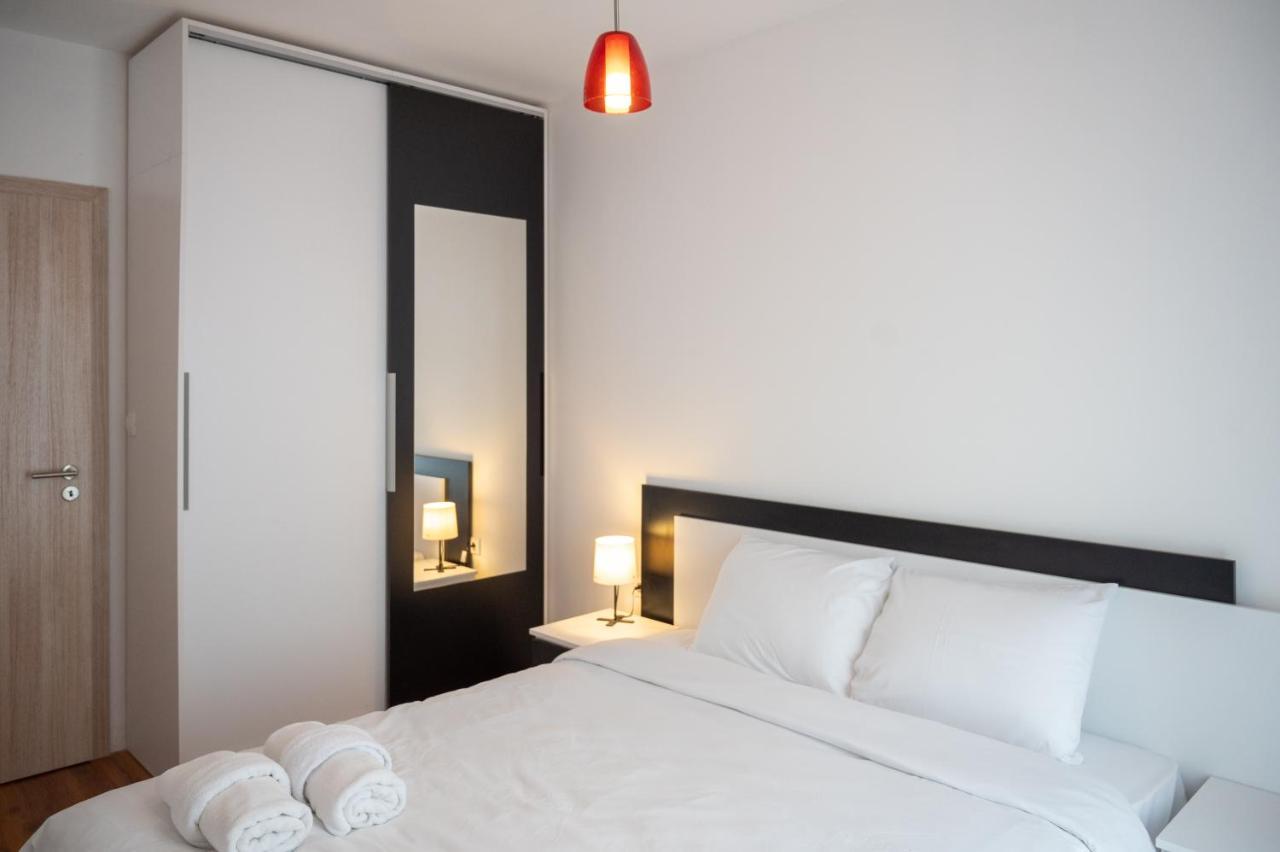Sunny 1Bdr Apartment Near Center Sofia Exteriör bild