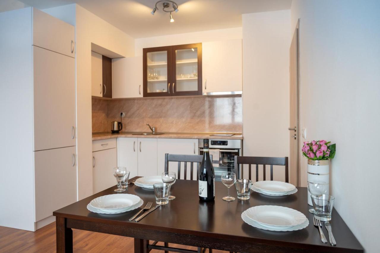 Sunny 1Bdr Apartment Near Center Sofia Exteriör bild